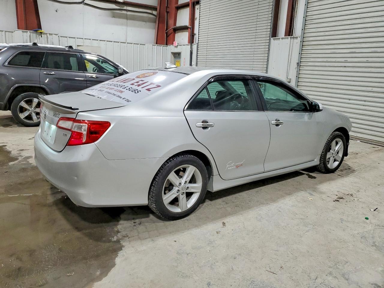 2014 Toyota Camry Se - Image 3