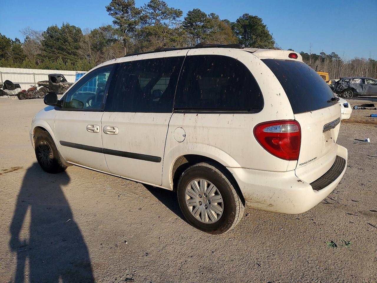 2005 Chrysler Town & Country - Image 2
