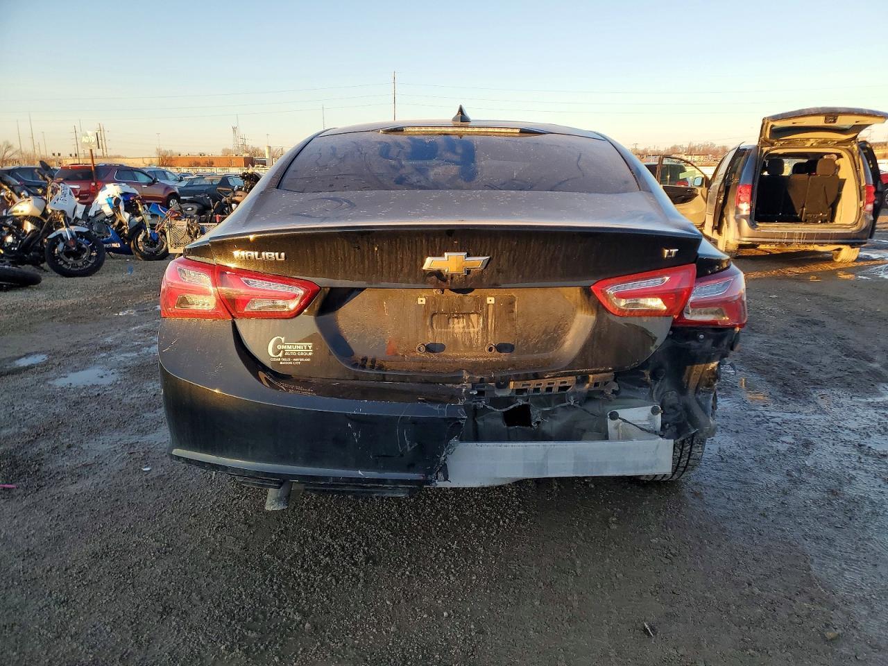 2020 Chev Malibu - Фото 6