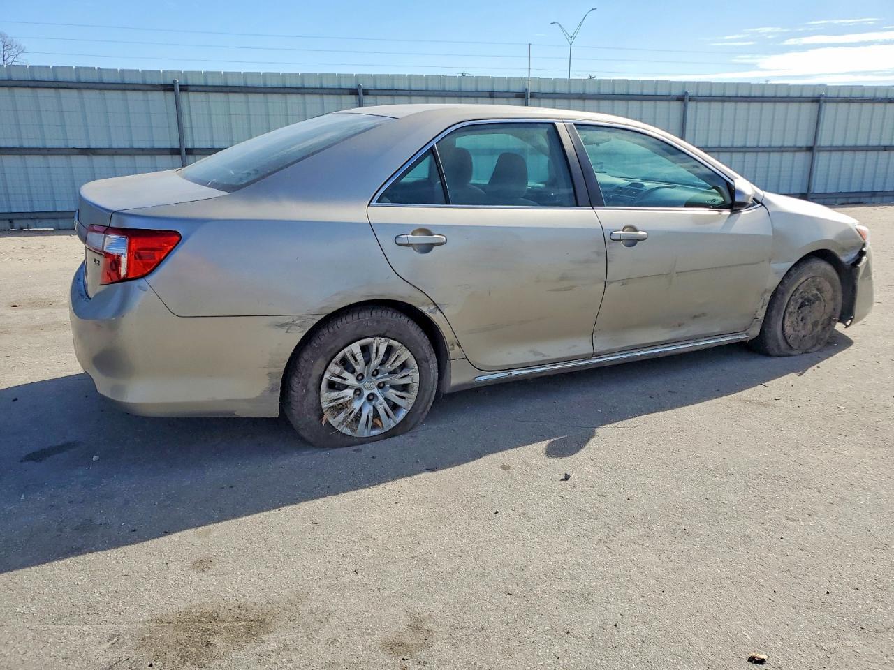 2014 Toyota Camry L - Image 3
