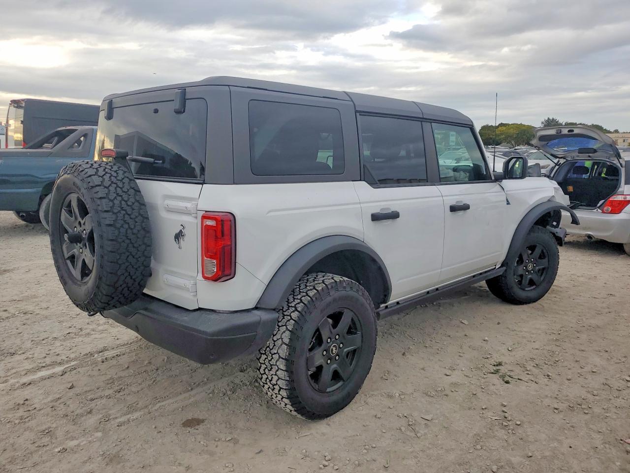 2024 Ford Bronco Black Diamond - Фото 3