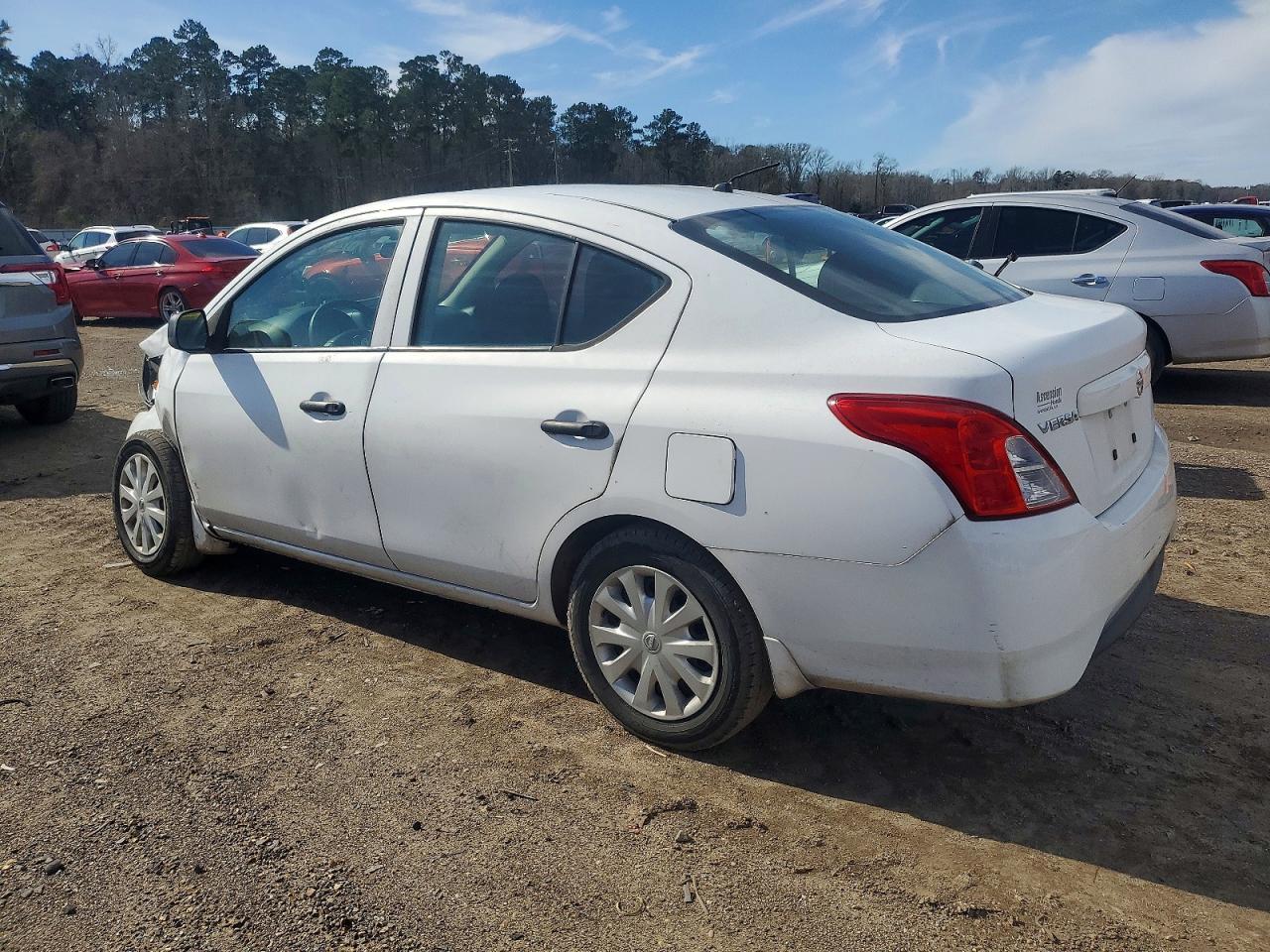 2015 Nissan Versa S - Фото 2