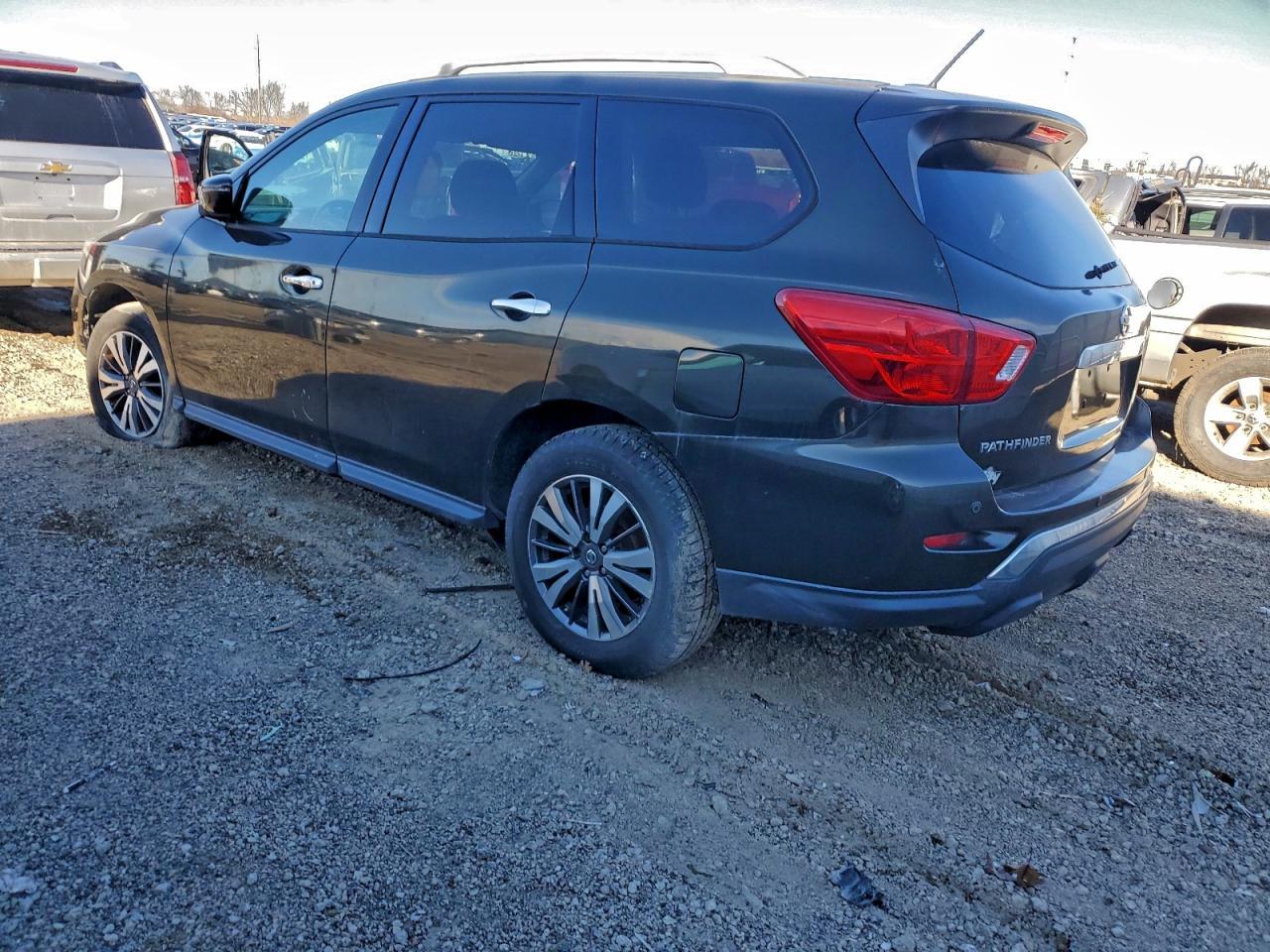 2017 Nissan Pathfinder S - Фото 2