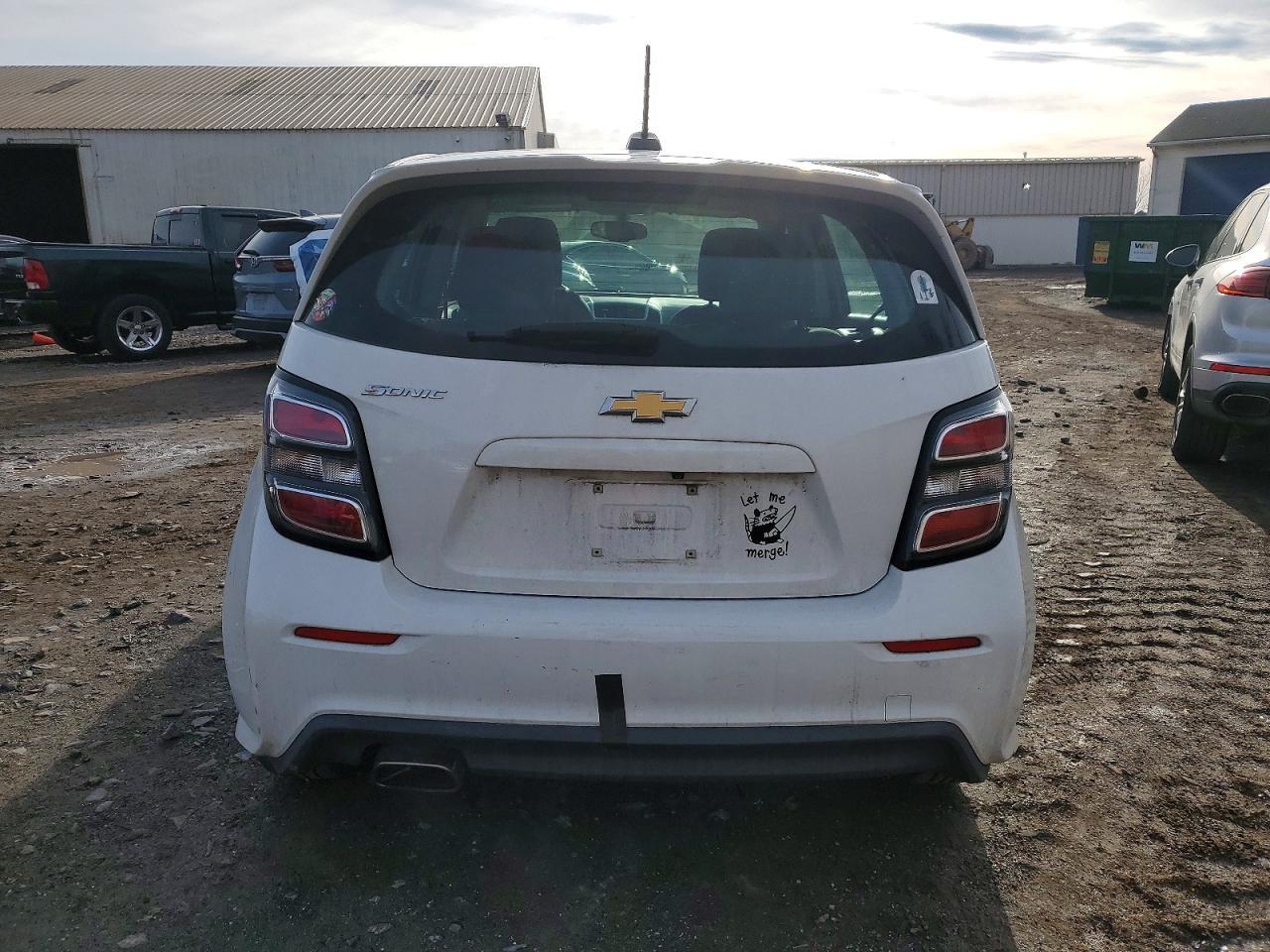 2017 Chev Sonic - Фото 6