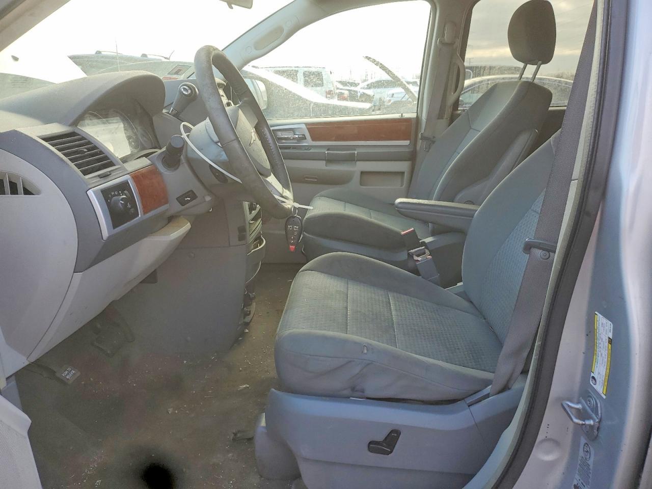 2009 Chrysler Town & Country Touring - Image 7