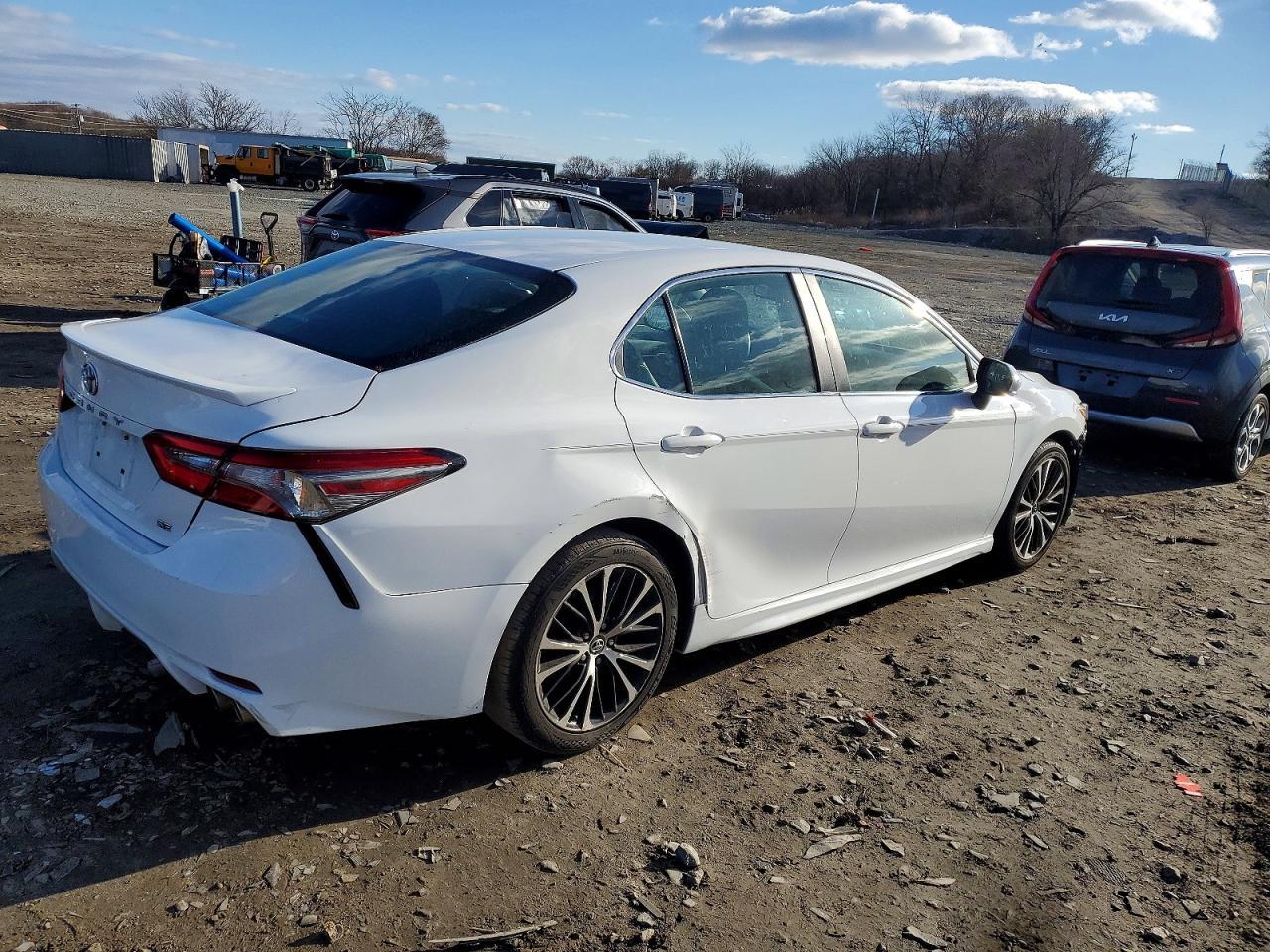 2018 Toyota Camry L - Фото 3