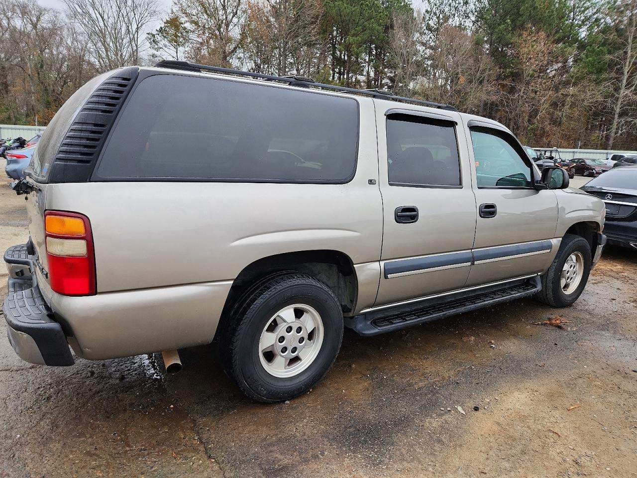 2002 Chevrolet Suburban C1500 - Image 3