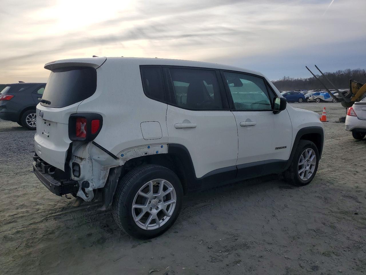 2023 Jeep Renegade Latitude - Фото 3