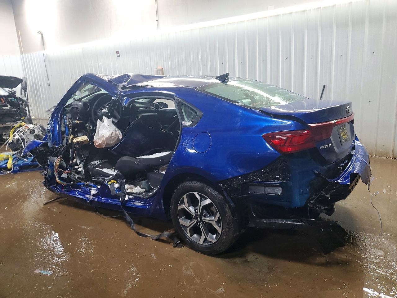 2021 Kia Forte Lxs - Фото 2