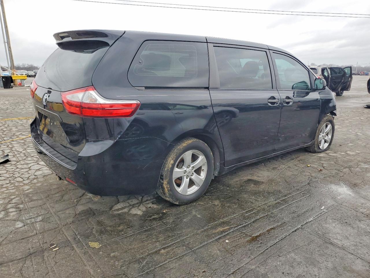 2017 Toyota Sienna - Image 3