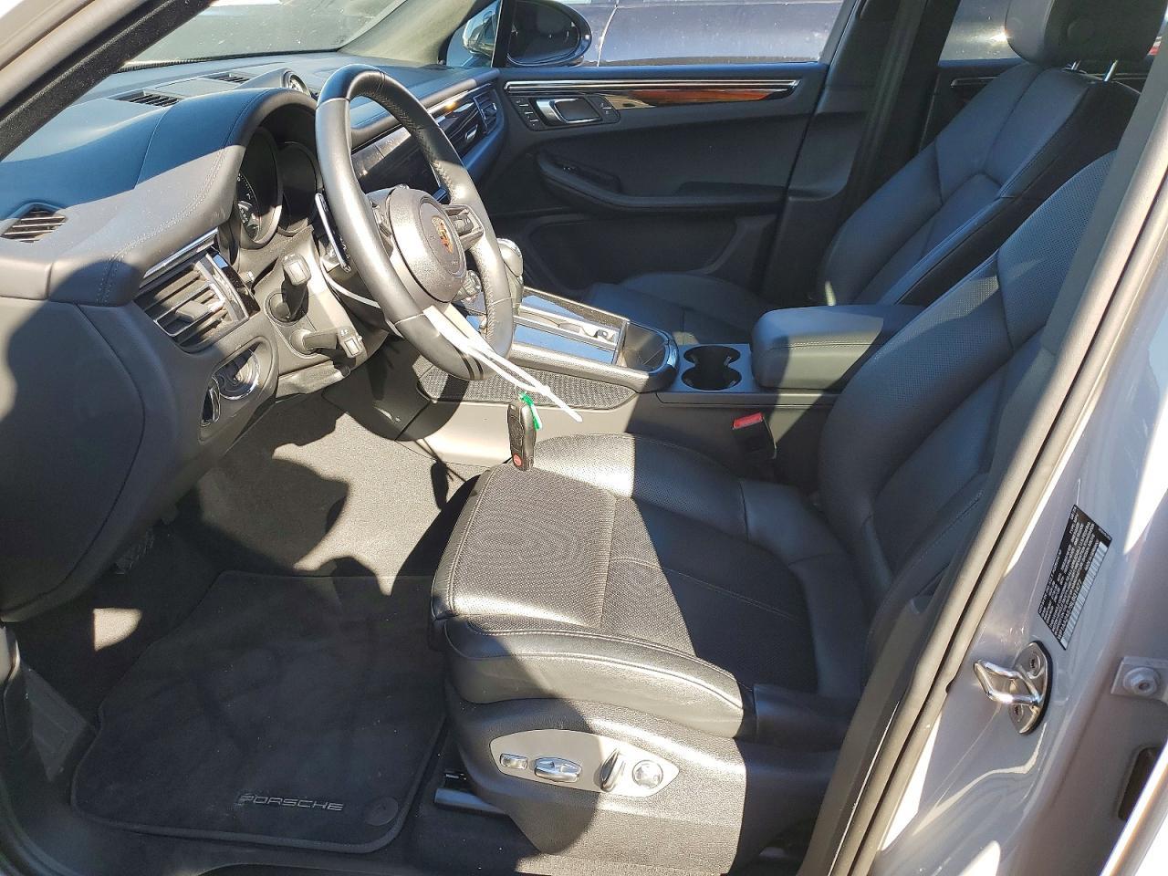 2025 Porsche Macan Base - Image 7