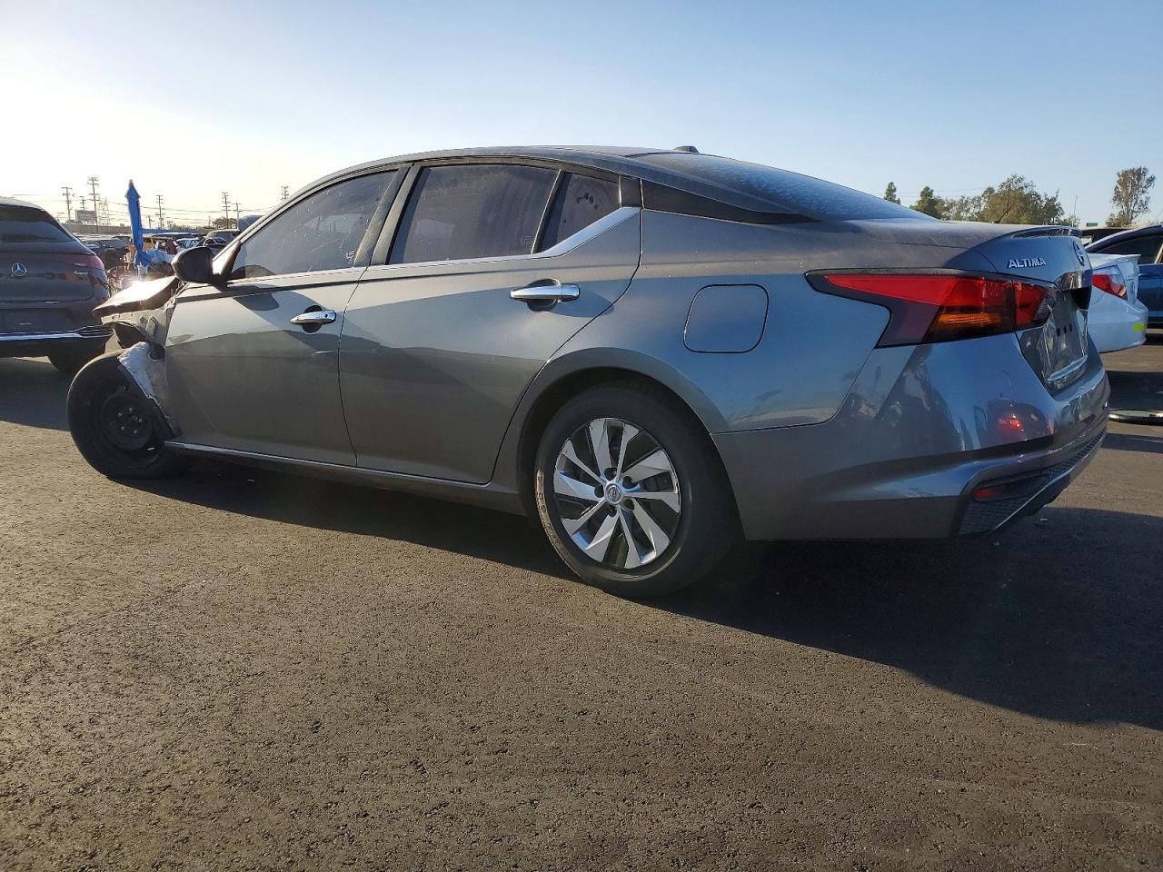2020 Nissan Altima S - Фото 2