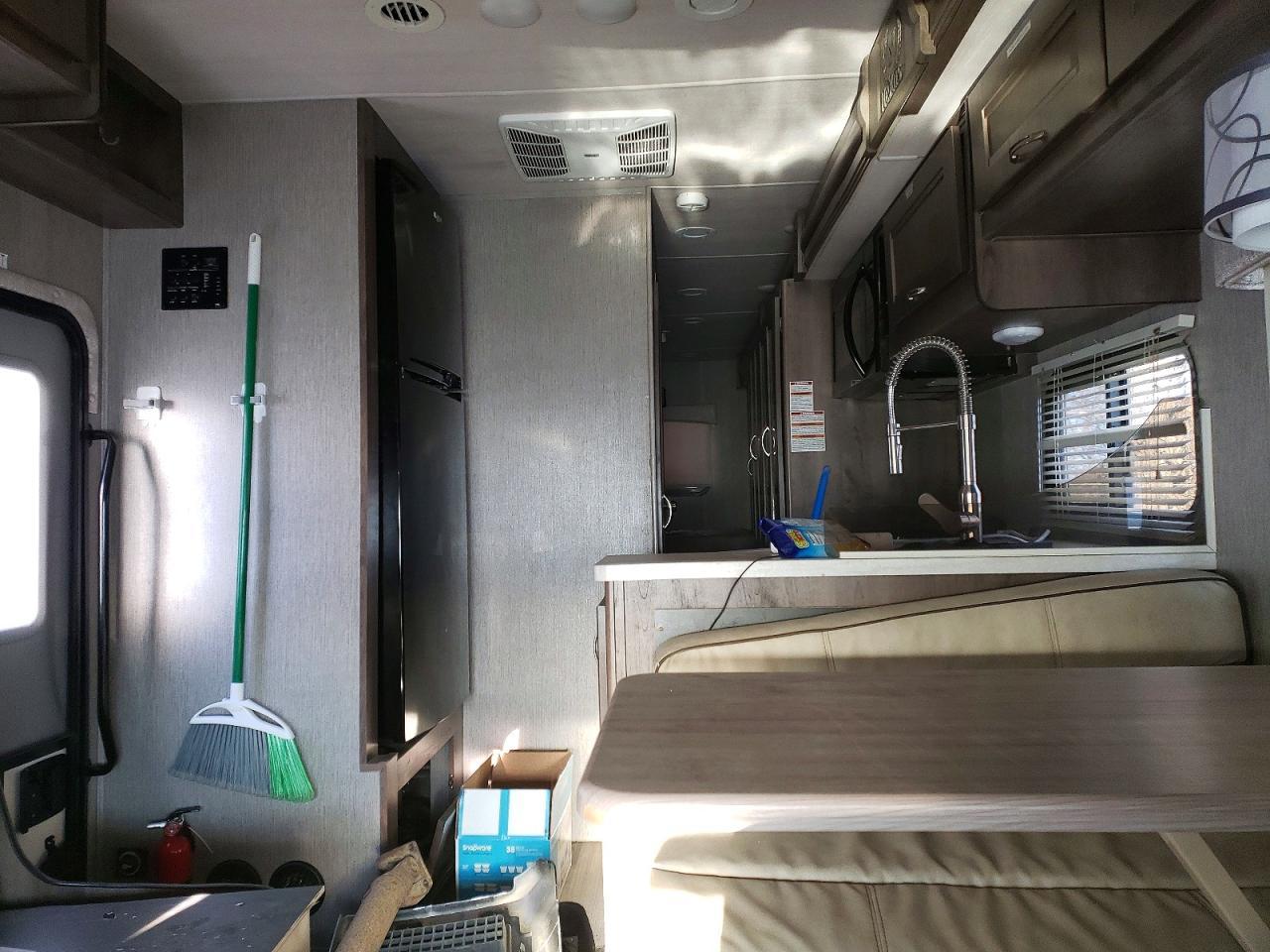 2019 Ford E450 Recreational Vehicle - Фото 6