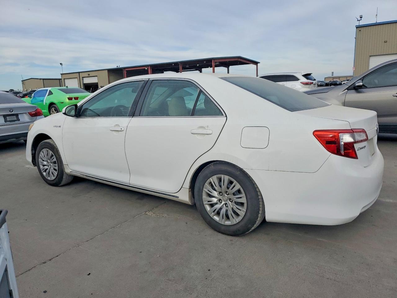 2014 Toyota Camry Hybrid Le - Фото 2