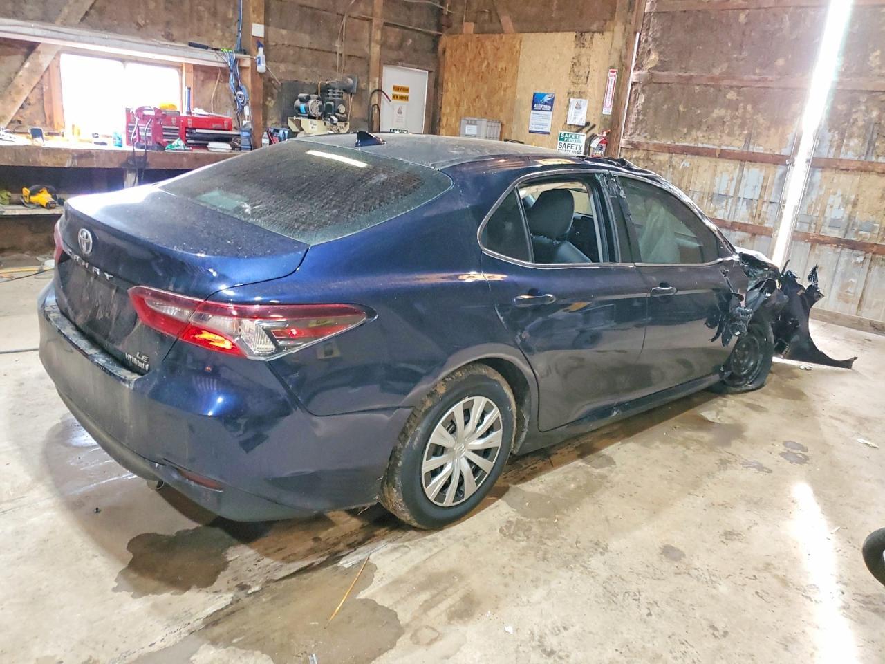 2021 Toyota Camry Le - Фото 3