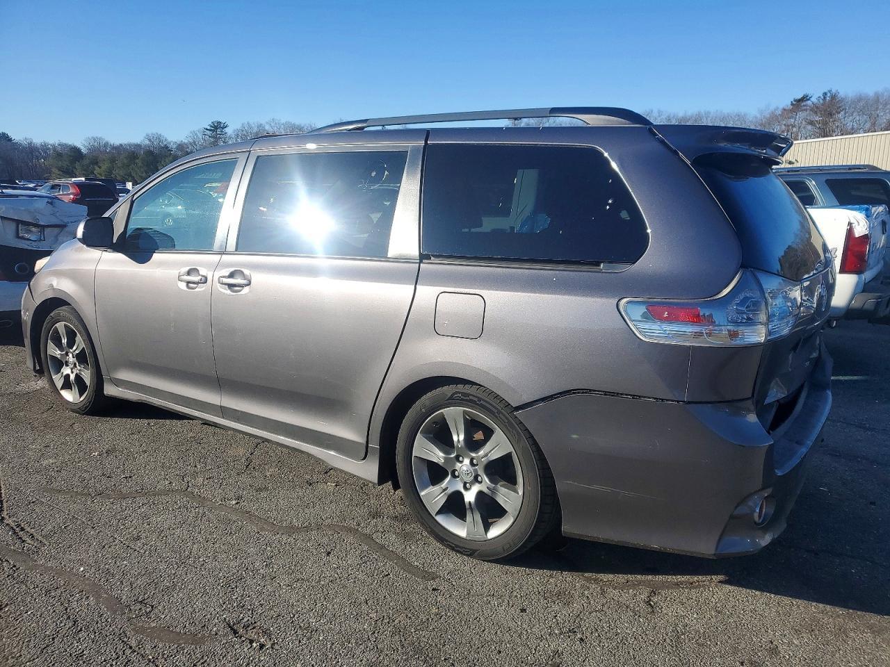 2011 Toyota Sienna Sport - Image 2