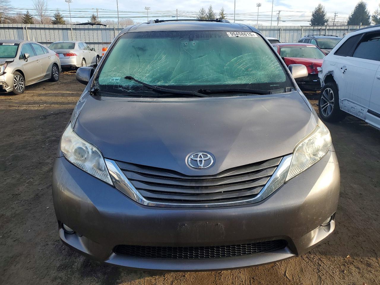 2011 Toyota Sienna Xle - Image 5