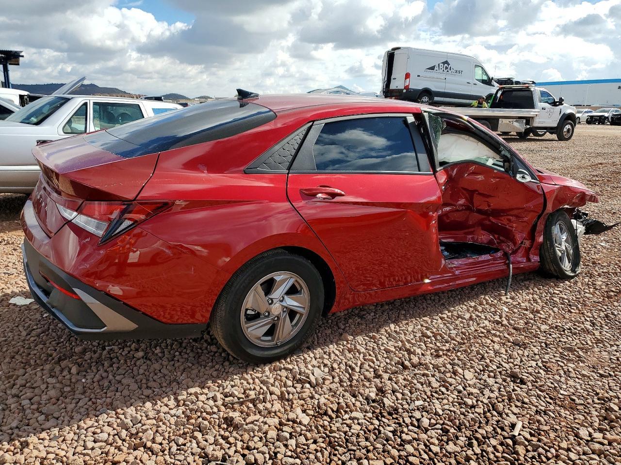 2025 Hyundai Elantra Se - Image 3