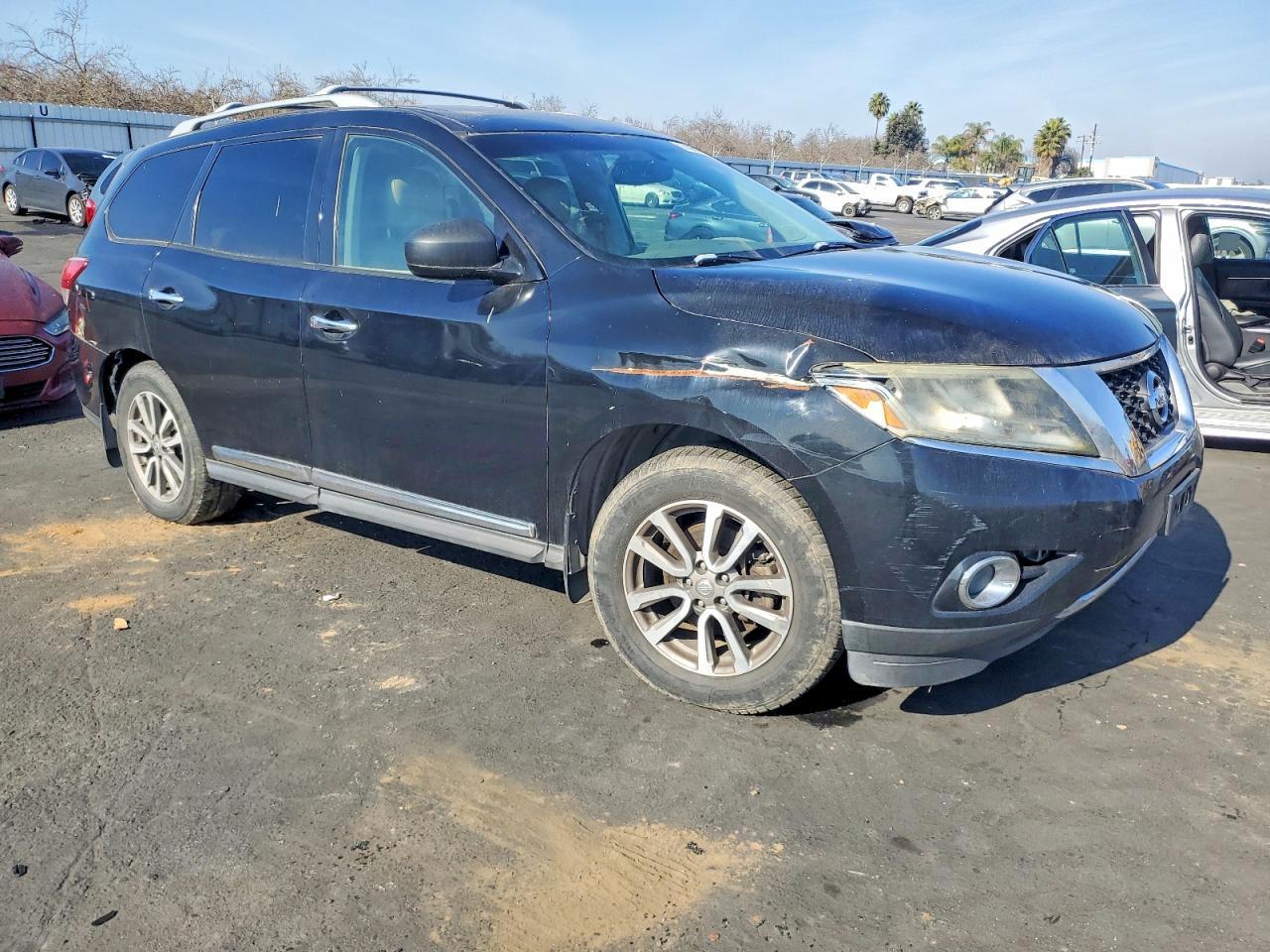 2014 Nissan Pathfinder S - Image 4