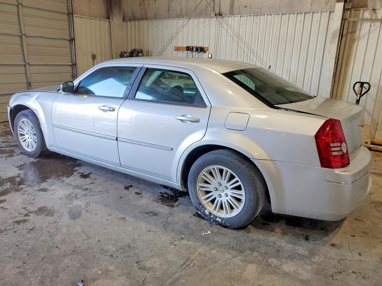 2010 Chrysler 300 Touring - Фото 2