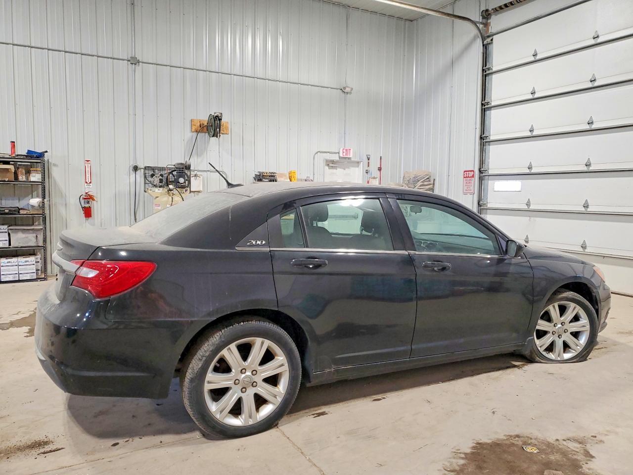 2011 Chrysler 200 Touring - Фото 3