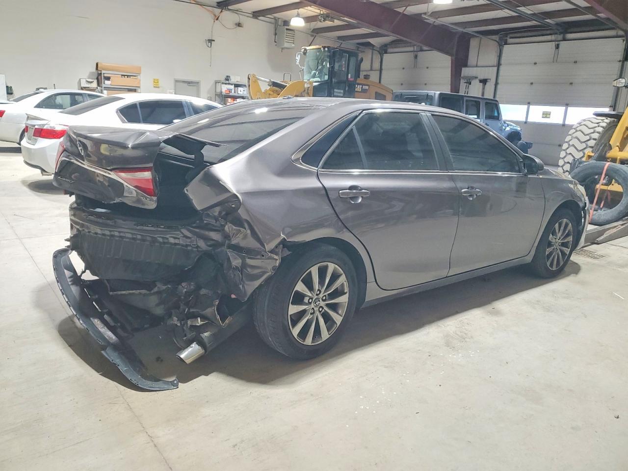 2015 Toyota Camry Le - Фото 3