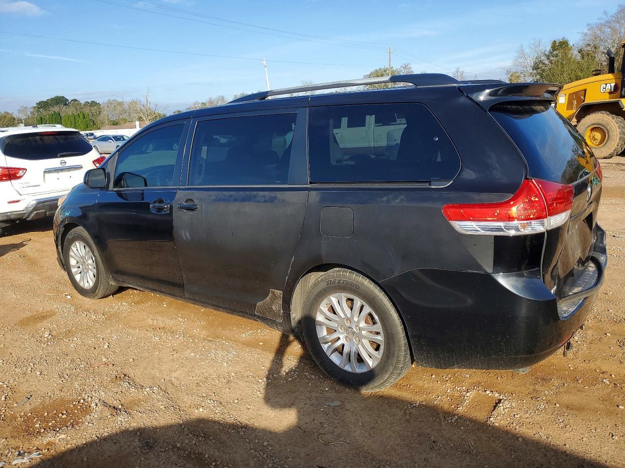 2013 Toyota Sienna Xle - Image 2