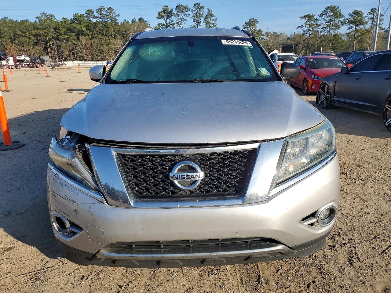2015 Nissan Pathfinder S - Image 5