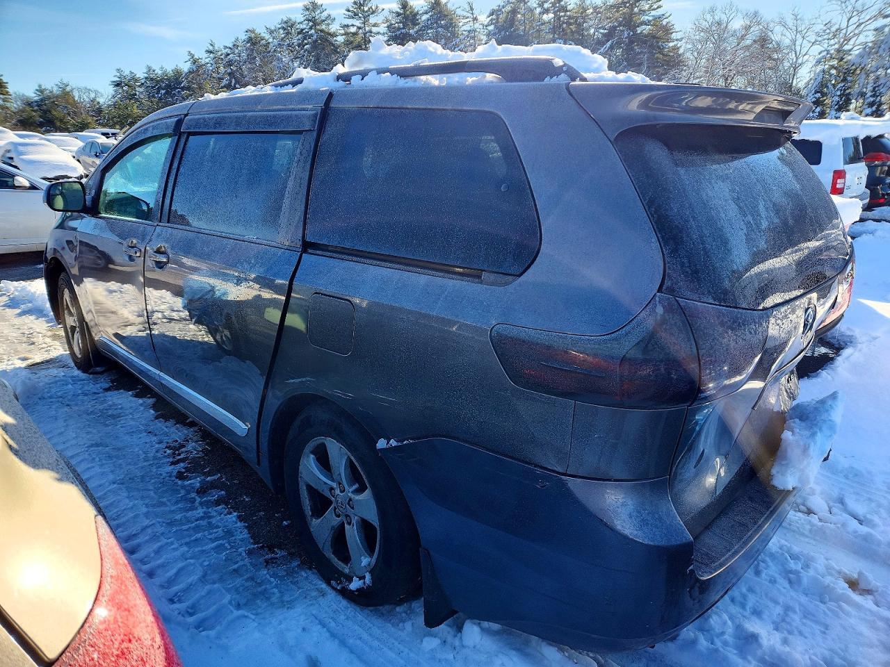 2017 Toyota Sienna Le - Image 2