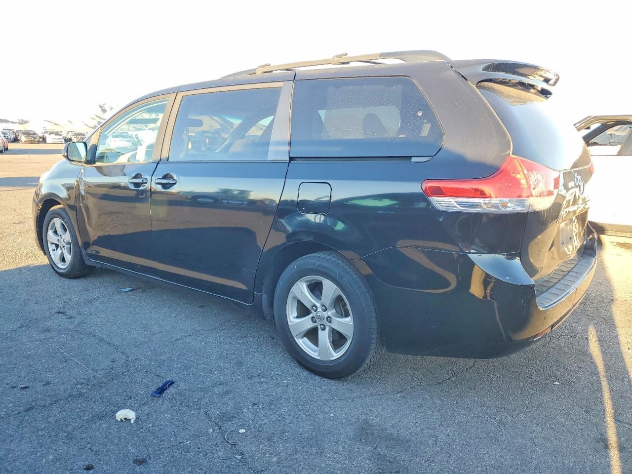 2013 Toyota Sienna Le - Фото 2