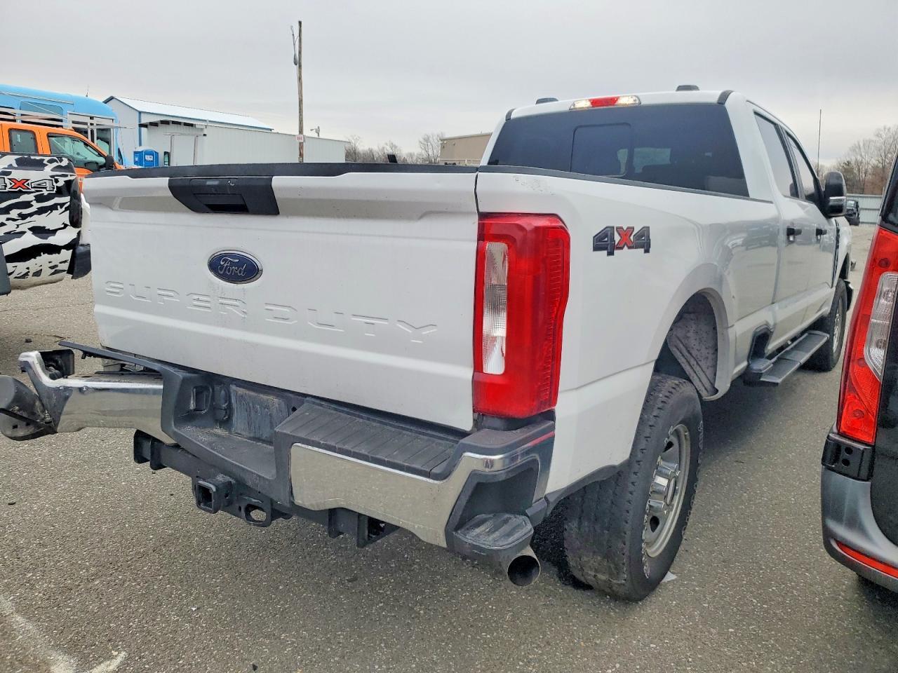 2023 Ford F350 Super Duty - Фото 3