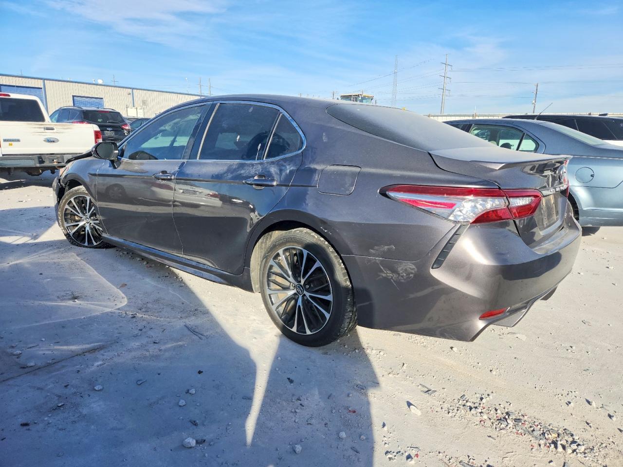 2018 Toyota Camry L - Фото 2