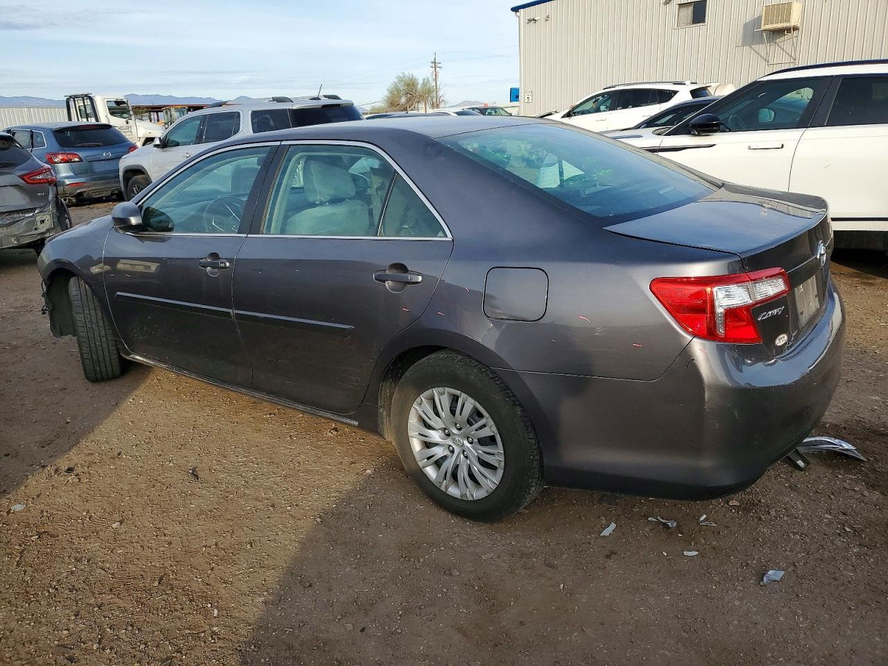 2014 Toyota Camry Le - Фото 2