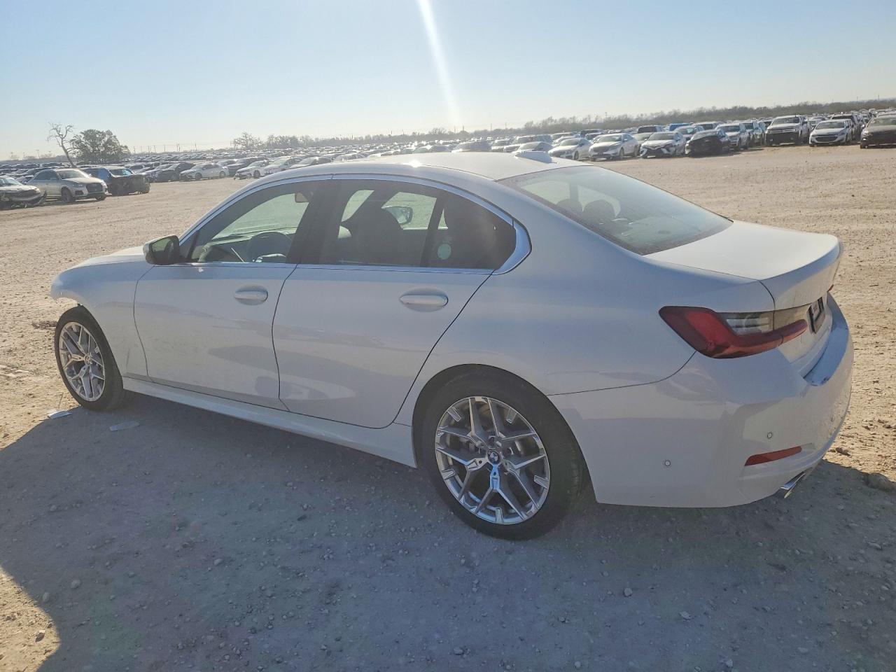 2025 BMW 330I - Фото 2
