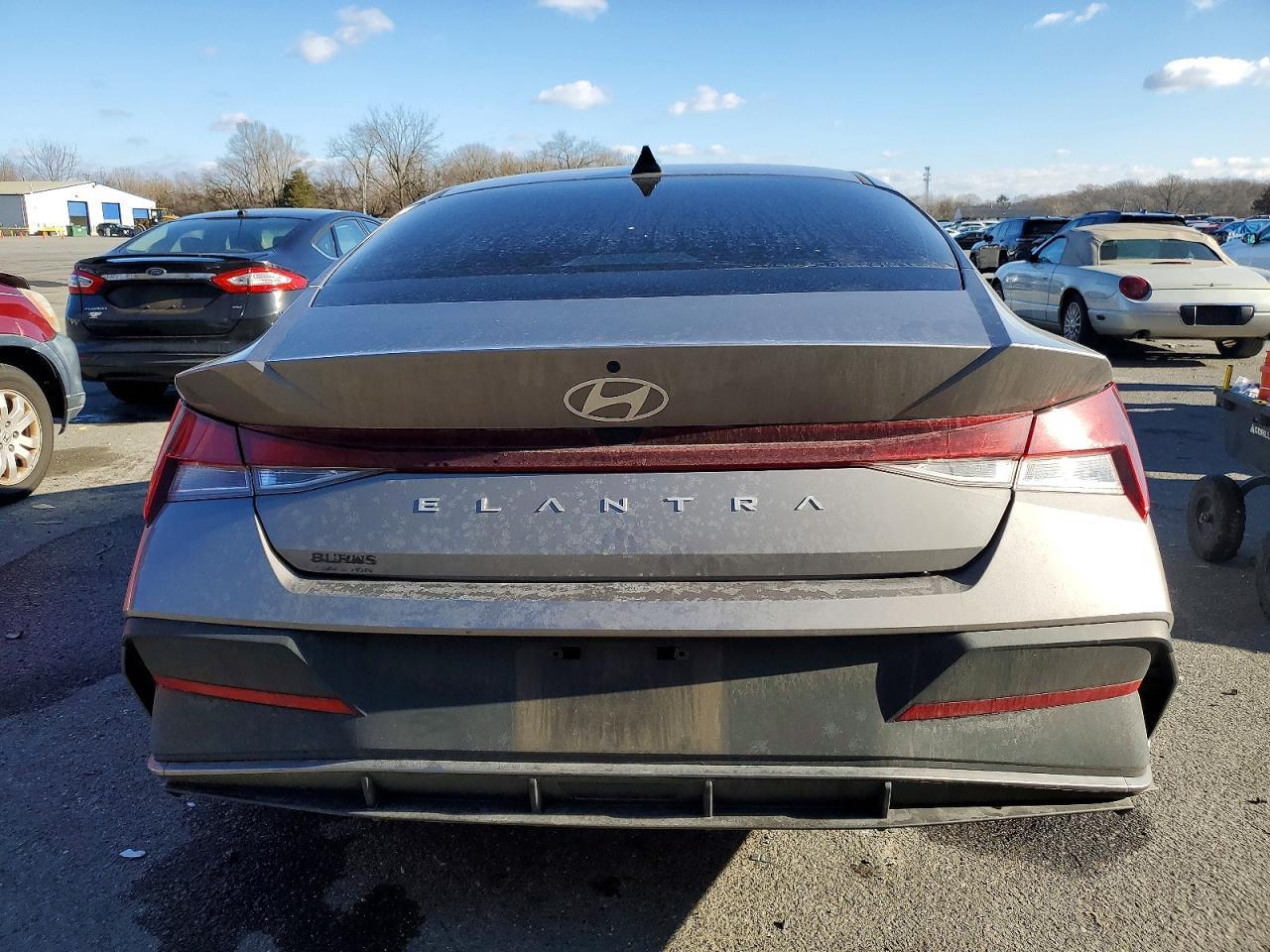 2024 Hyundai Elantra Se - Image 6