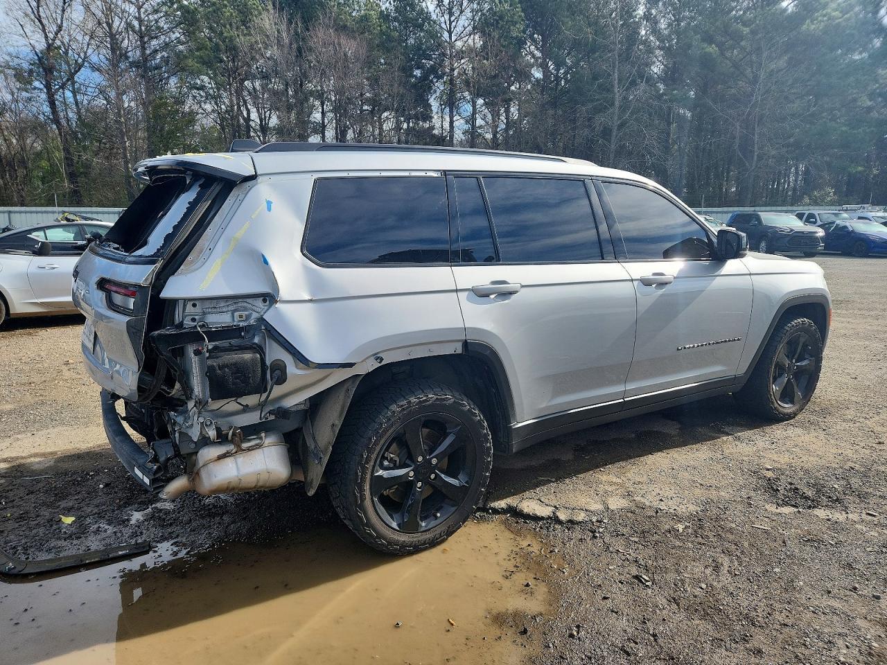 2023 Jeep Grand Cherokee L Laredo - Image 3