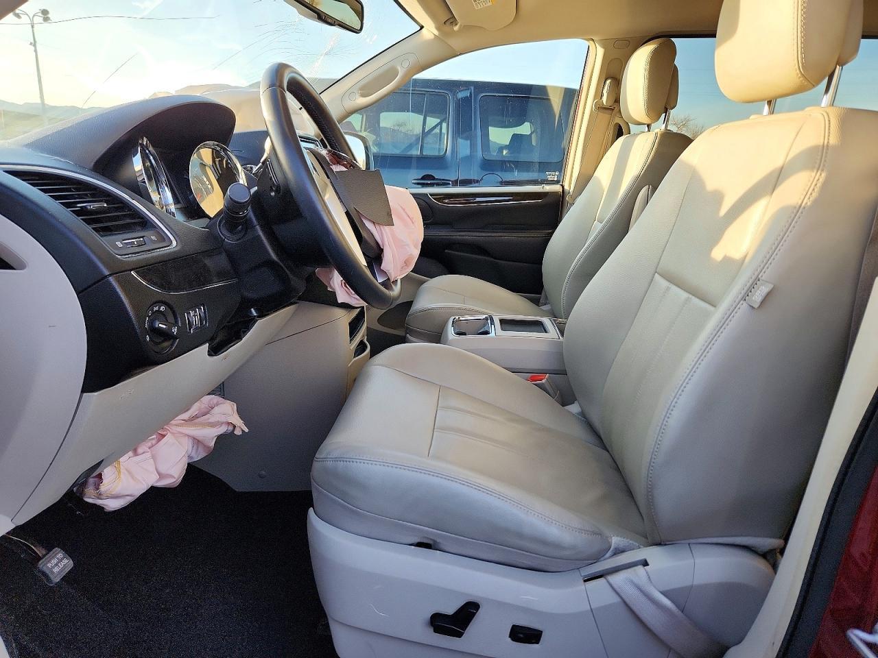 2013 Chrysler Town & Country Touring - Image 7