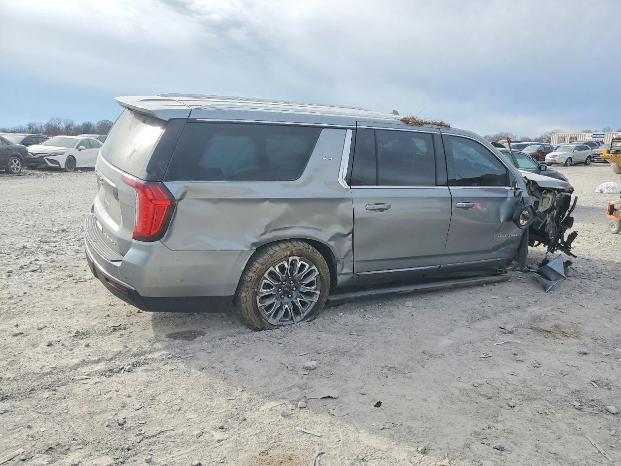 2023 GMC Yukon Xl Denali Ultimate - Фото 3