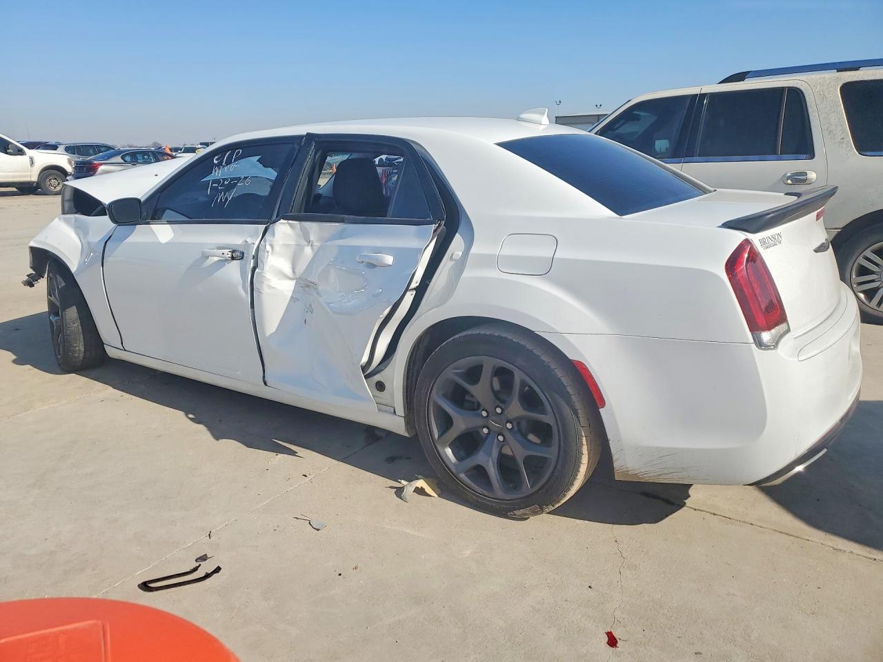 2020 Chrysler 300 Touring - Фото 2
