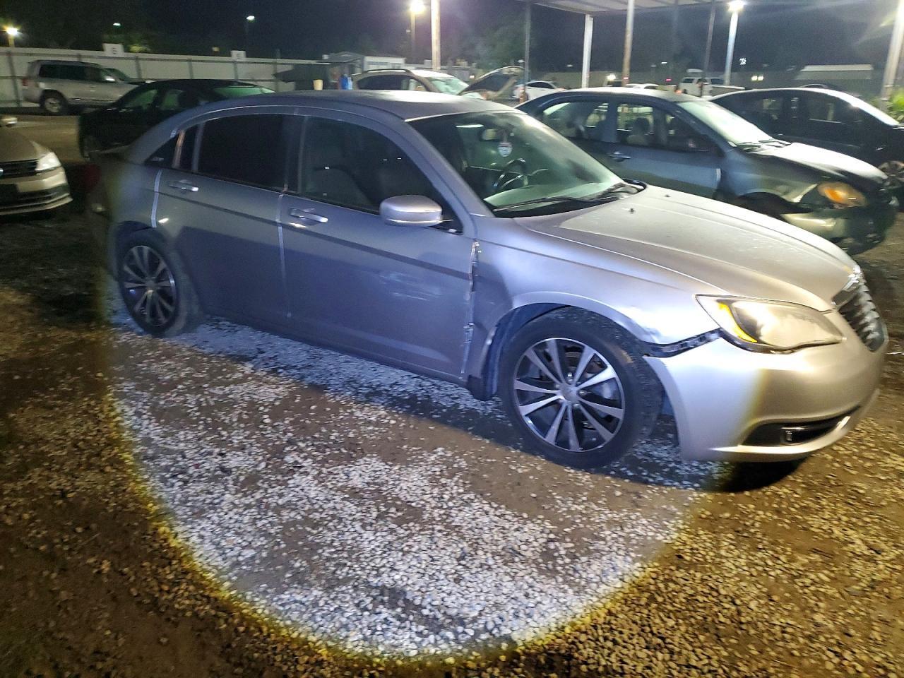 2013 Chrysler 200 Touring - Фото 4