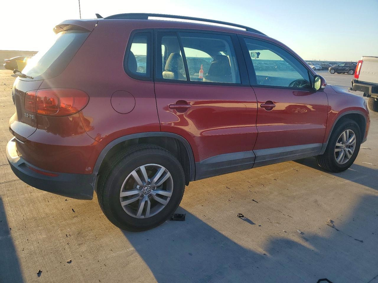 2015 Volkswagen Tiguan - Image 3