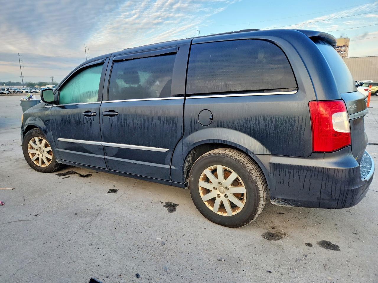 2014 Chrysler Town & Country Touring - Image 2