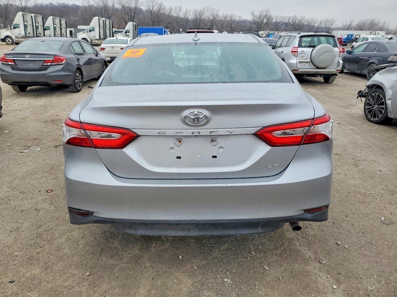 2020 Toyota Camry Le - Фото 6
