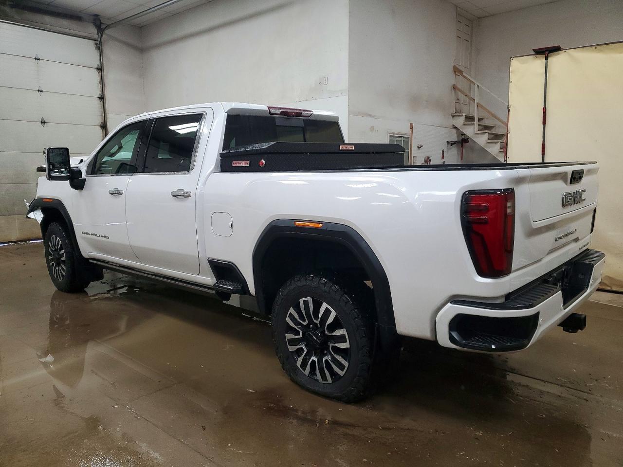 2024 GMC Sierra K2500 Denali Ultimate - Image 2