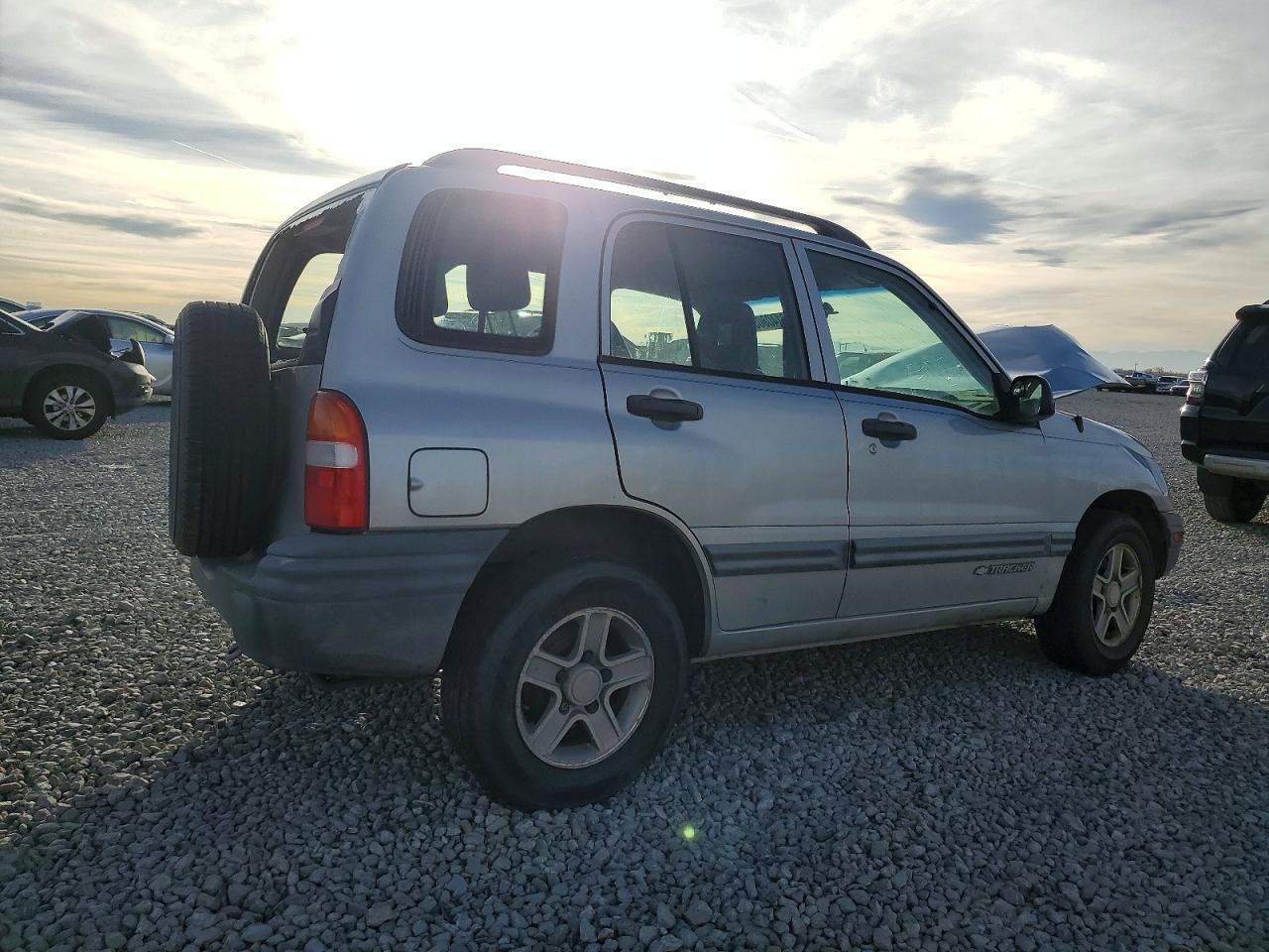 2004 Chevrolet Tracker - Image 3