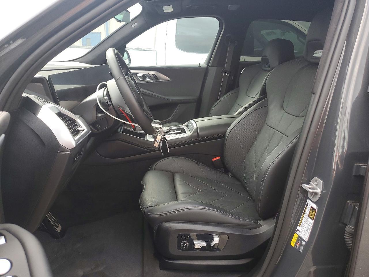 2025 BMW Xm - Image 7