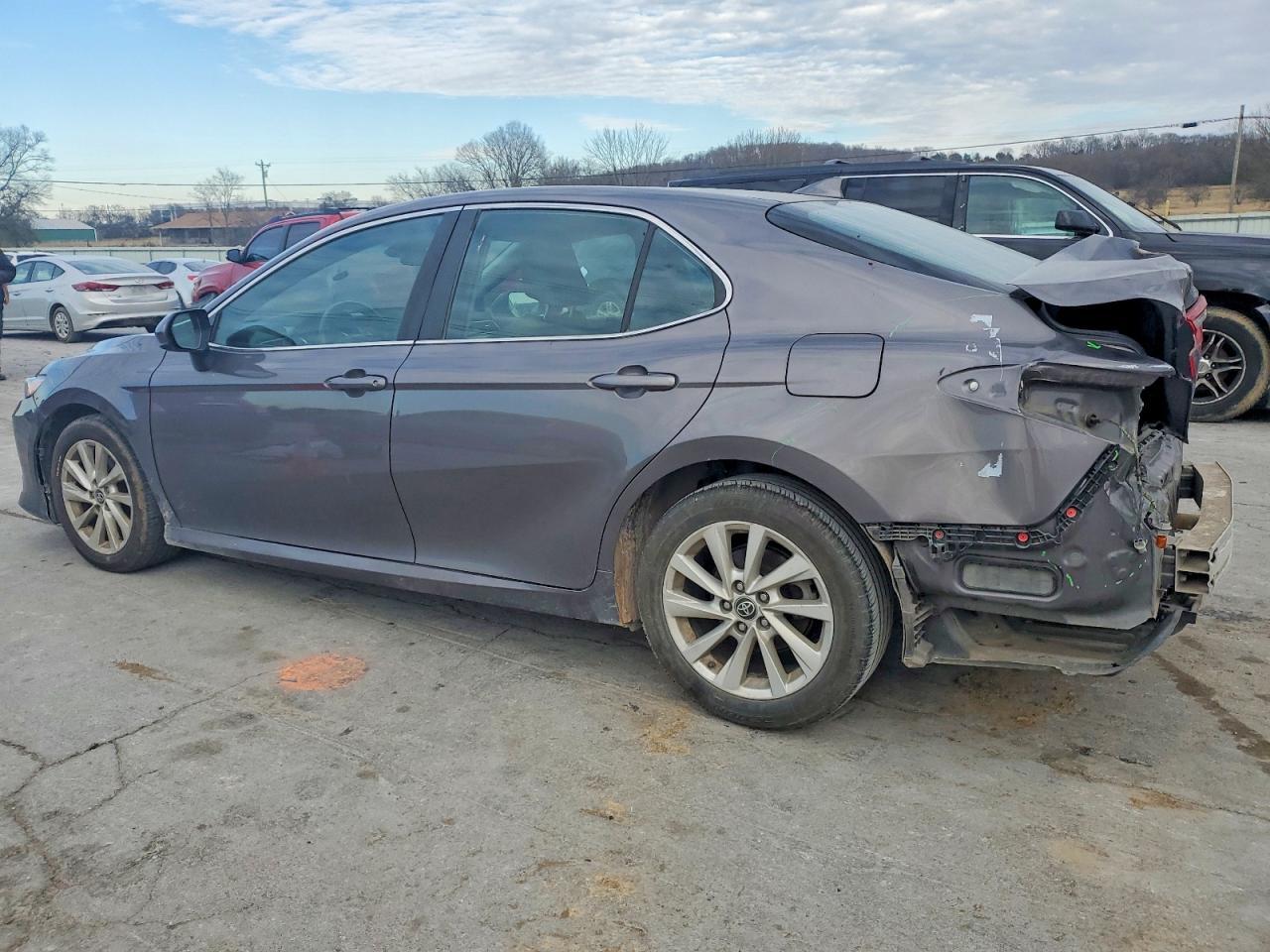 2022 Toyota Camry Le - Фото 2