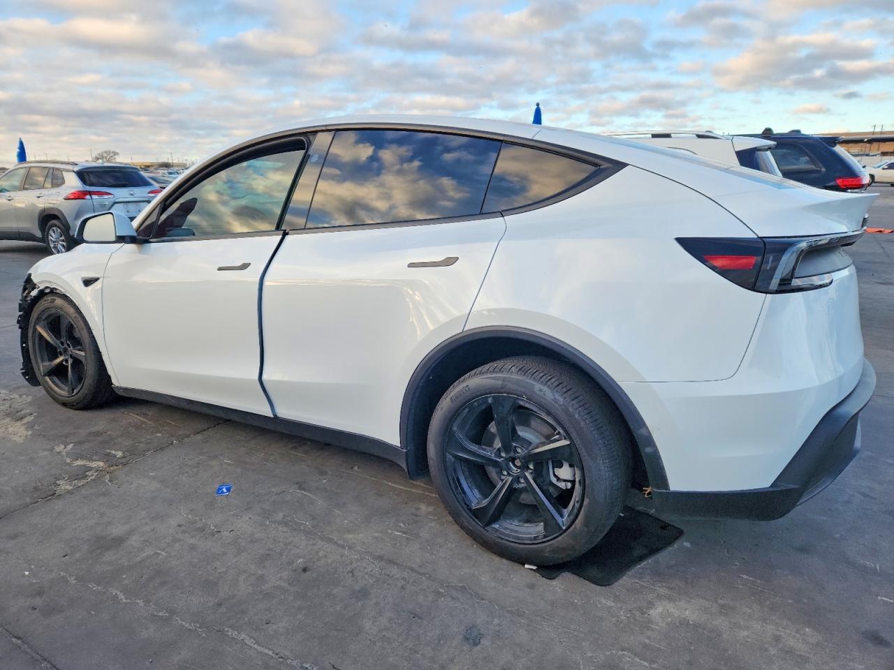 2026 Tesla Model Y - Фото 2