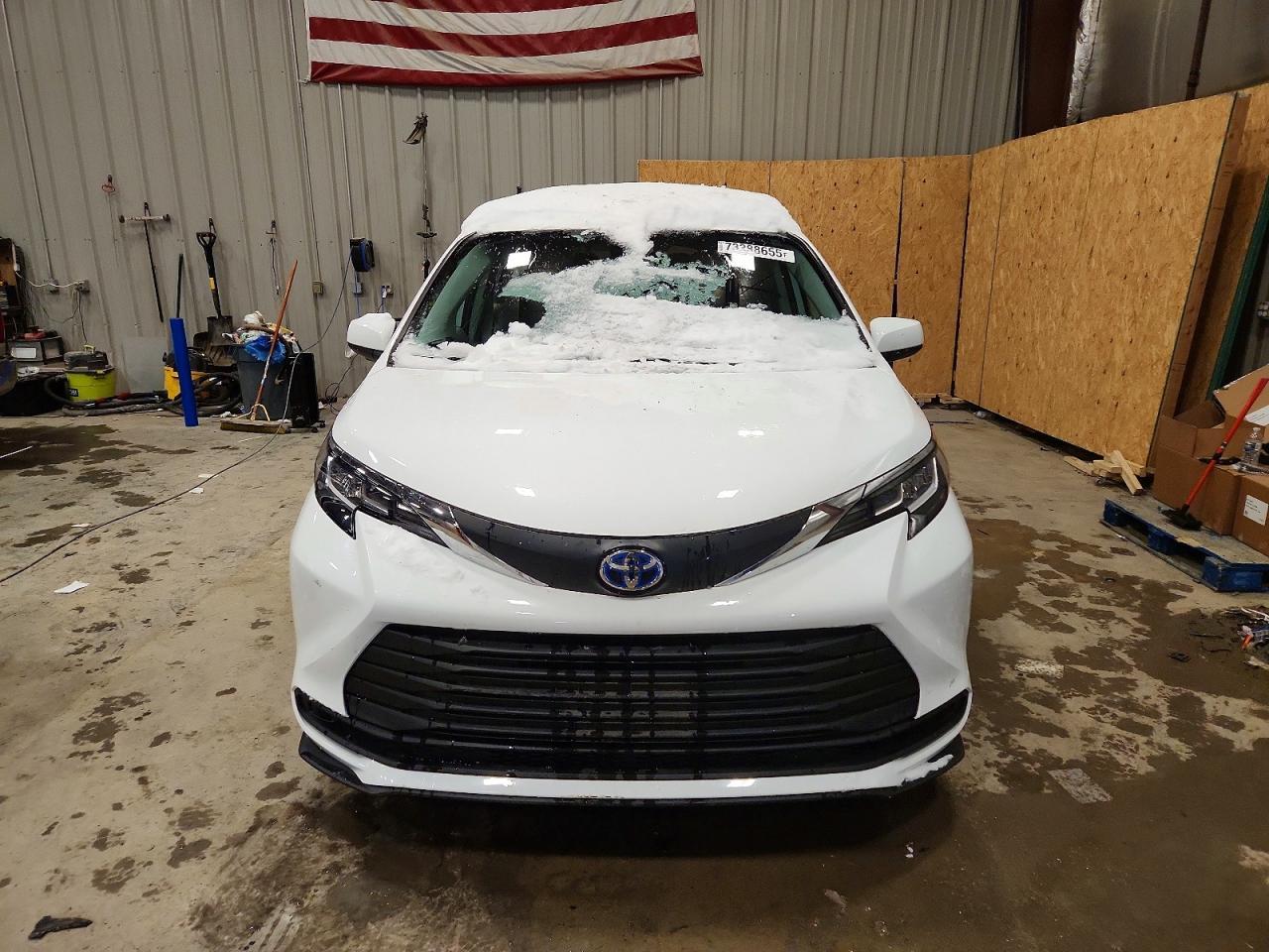 2021 Toyota Sienna Le - Image 5