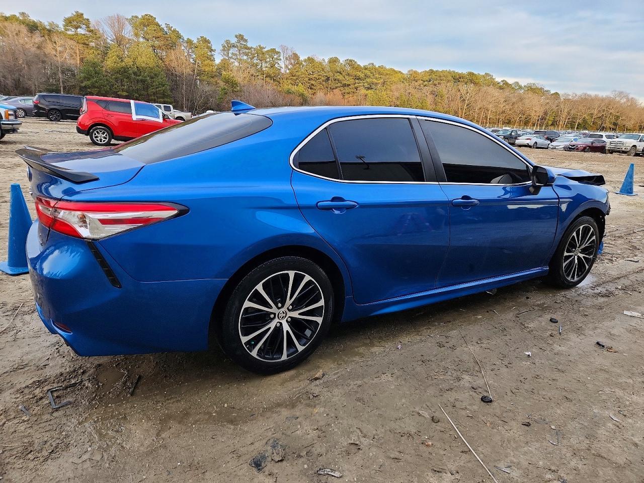 2020 Toyota Camry Se - Фото 3